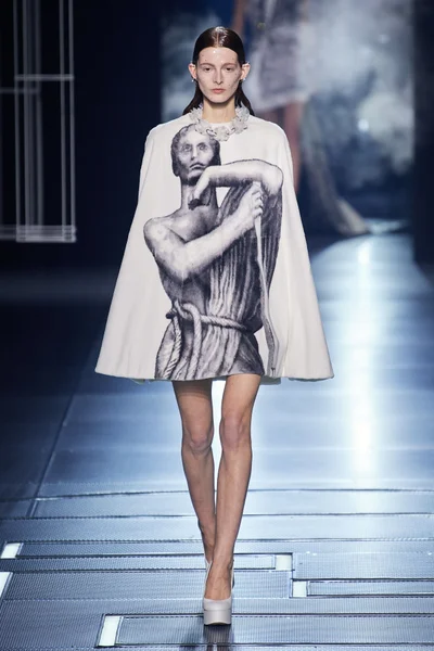 Look 10